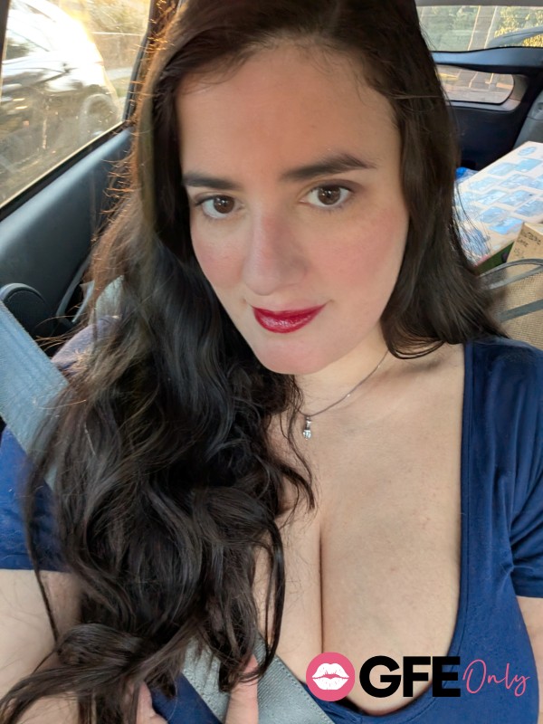 CurvyRebeccaRed