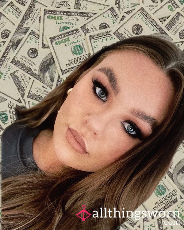 HollyHotLips