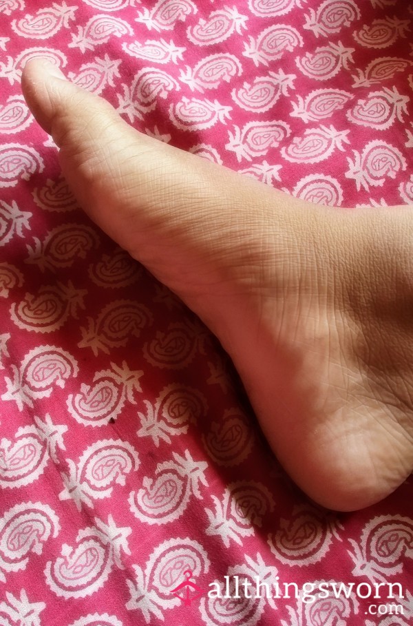 Shresyashowsfeet